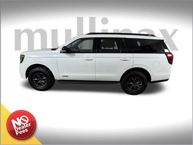 Photo of 2025 White Metallic Ford Expedition