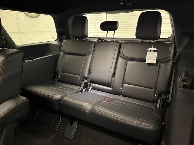 Photo of 2025 White Metallic Ford Expedition