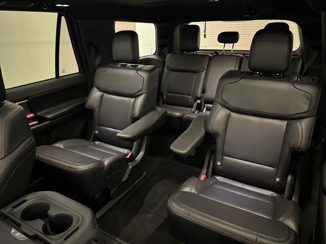 Photo of 2025 White Metallic Ford Expedition
