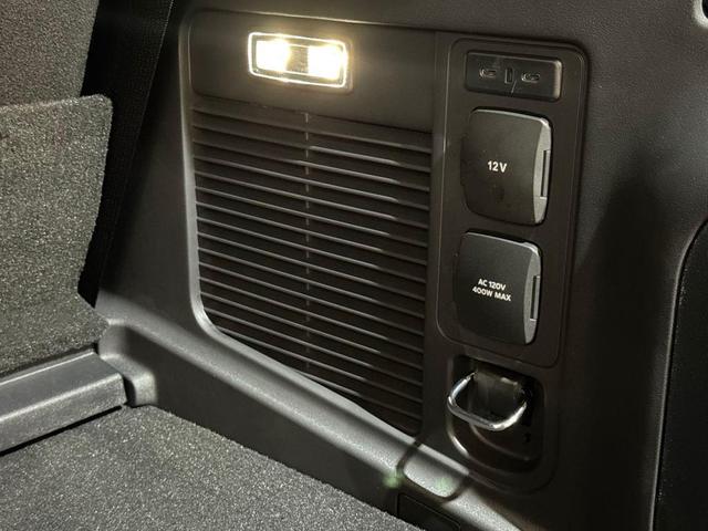 Photo of 2025 White Metallic Ford Expedition