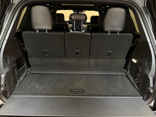 Photo of 2025 White Metallic Ford Expedition