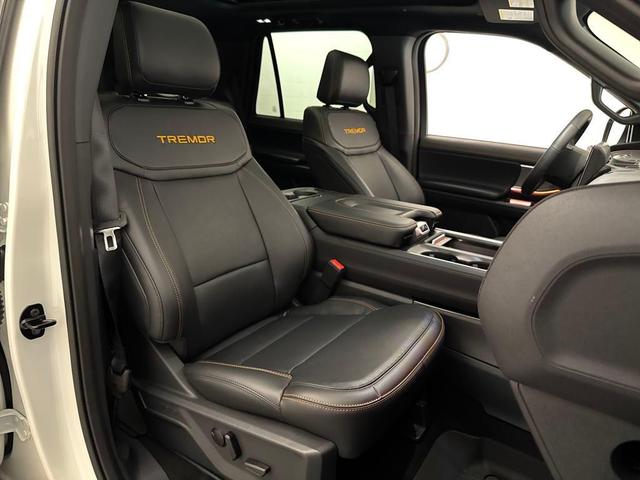 Photo of 2025 White Metallic Ford Expedition