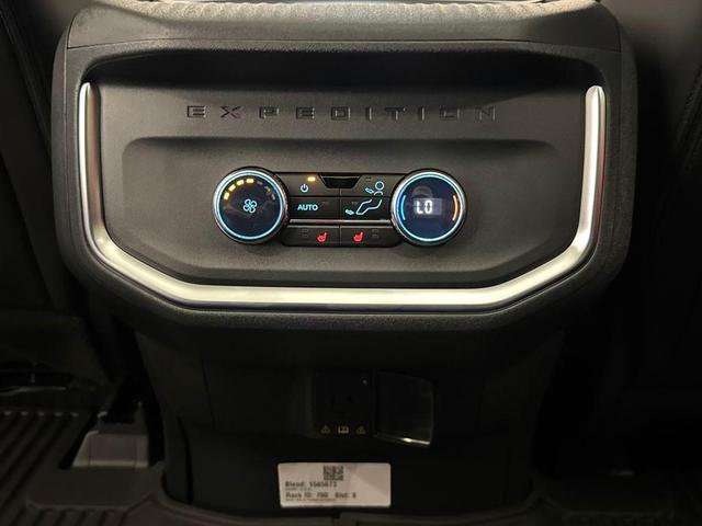 Photo of 2025 White Metallic Ford Expedition