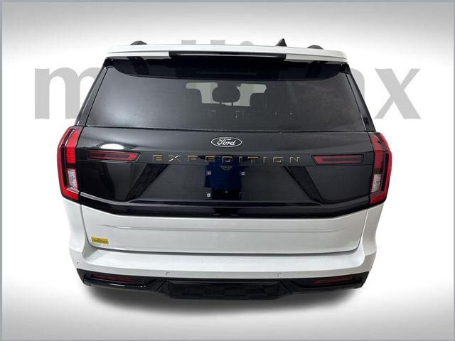 Photo of 2025 White Metallic Ford Expedition