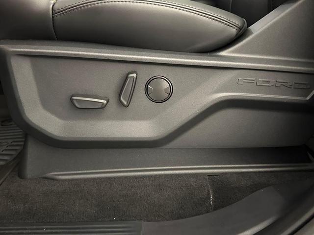 Photo of 2025 White Metallic Ford Expedition