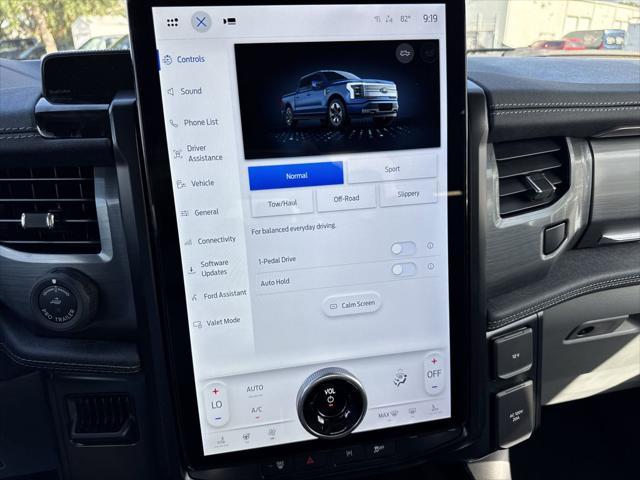 Photo of 2025 Oxford White Ford F-150 Lightning