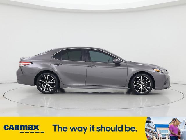 Photo of 2018 Gray Toyota Camry