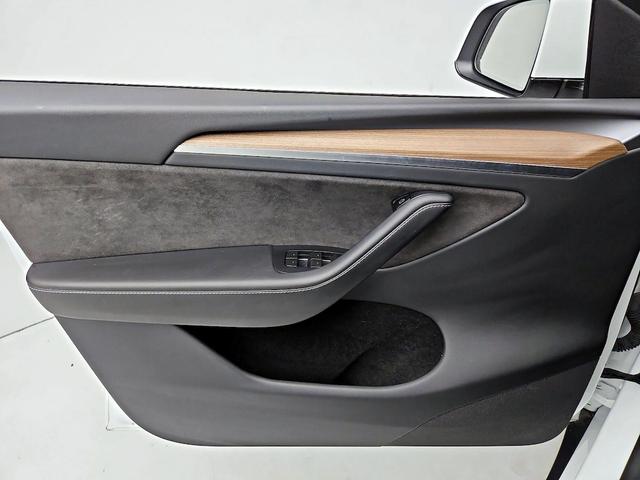 Photo of 2023 White Tesla Model Y