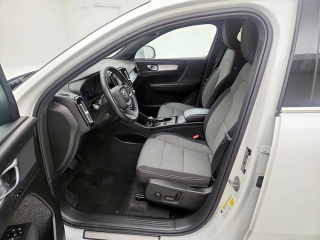Photo of 2025 White Volvo XC40