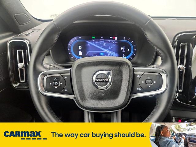Photo of 2025 White Volvo XC40