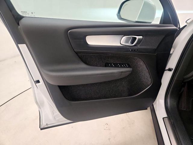 Photo of 2025 White Volvo XC40
