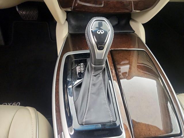 Photo of 2016 White INFINITI QX60
