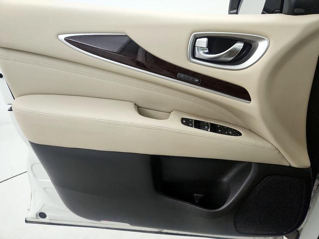 Photo of 2016 White INFINITI QX60