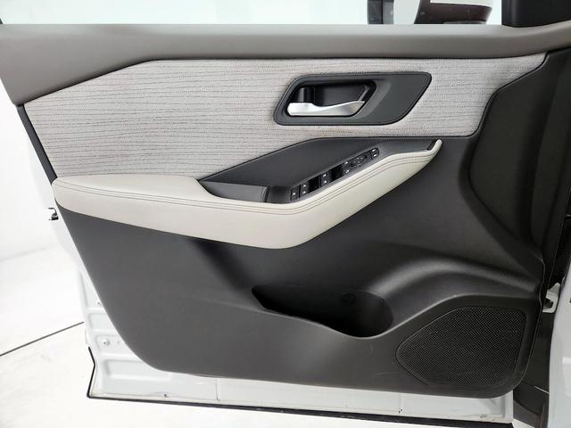 Photo of 2023 White Nissan Rogue