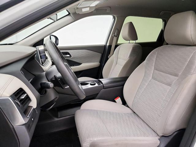 Photo of 2023 White Nissan Rogue