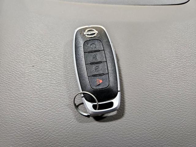 Photo of 2023 White Nissan Rogue