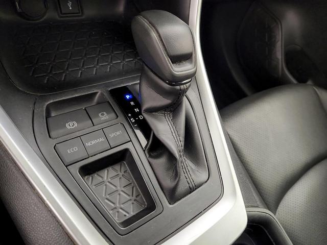 Photo of 2021 White Toyota RAV4