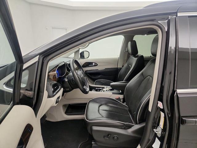 Photo of 2022 Black Chrysler Pacifica