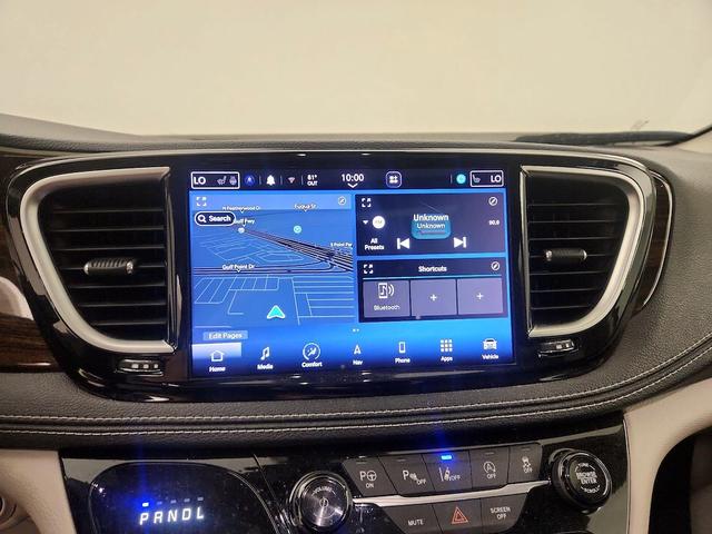 Photo of 2022 Black Chrysler Pacifica