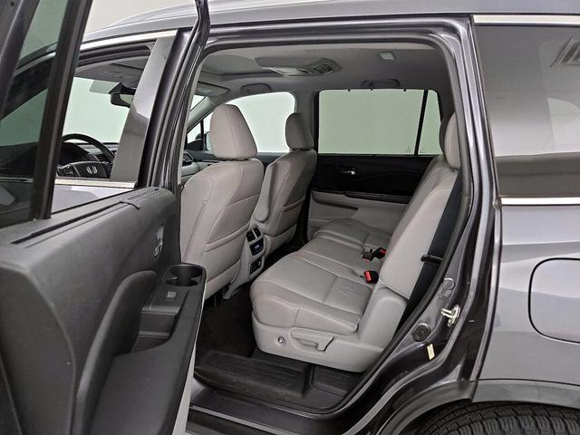 Photo of 2016 Gray Honda Pilot
