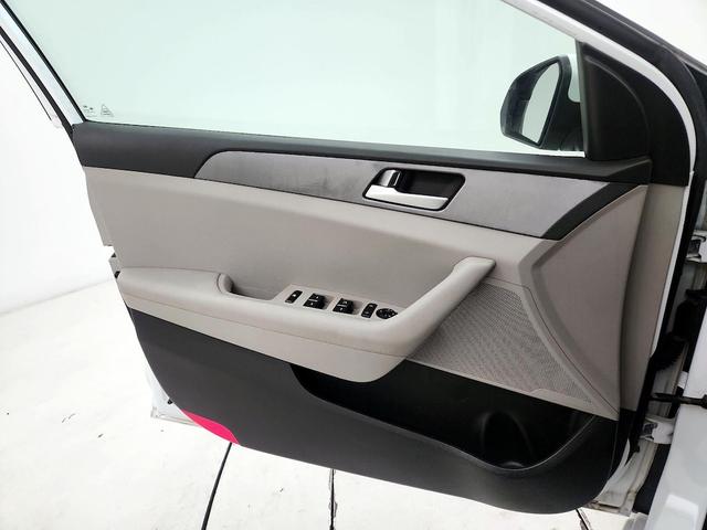 Photo of 2016 White Hyundai SONATA
