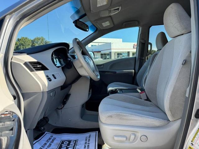 Photo of 2013 Silver Sky Metallic Toyota Sienna