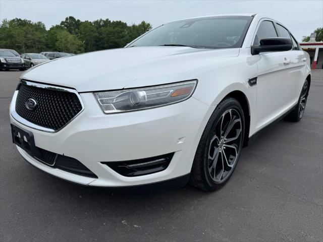 Photo of 2014 White Platinum Metallic Tri-Coat Ford Taurus