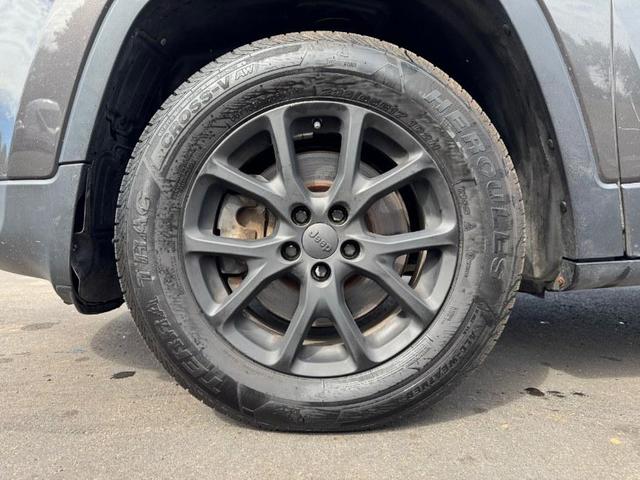 Photo of 2014 Granite Crystal Metallic Clearcoat Jeep Cherokee