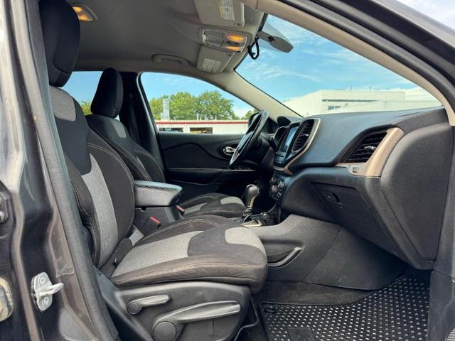 Photo of 2014 Granite Crystal Metallic Clearcoat Jeep Cherokee