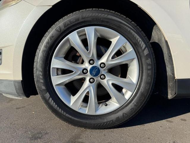Photo of 2011 White Ford Taurus