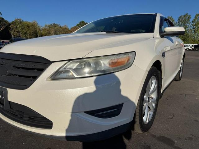Photo of 2011 White Ford Taurus