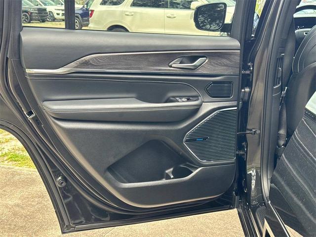 Photo of 2022 Rocky Mountain Pearlcoat Jeep Grand Cherokee L