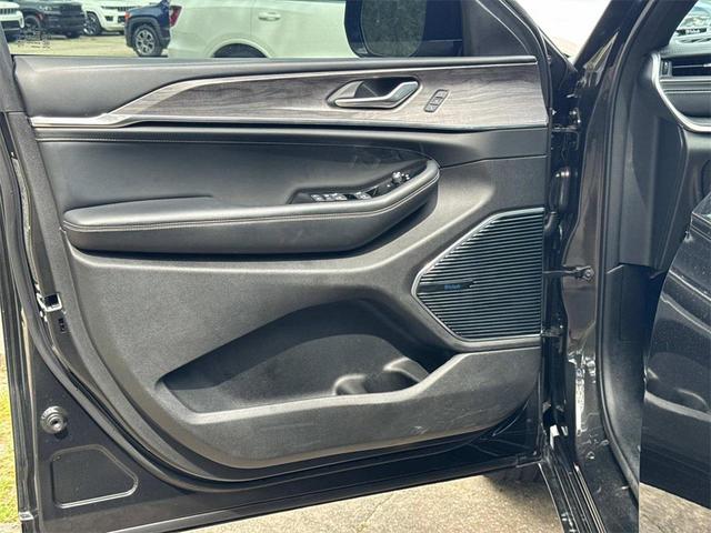 Photo of 2022 Rocky Mountain Pearlcoat Jeep Grand Cherokee L