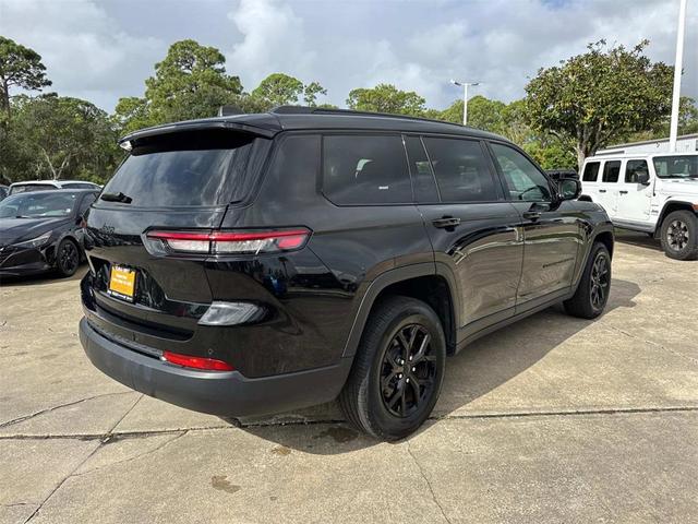 Photo of 2024 Diamond Black Crystal Pearlcoat Jeep Grand Cherokee L