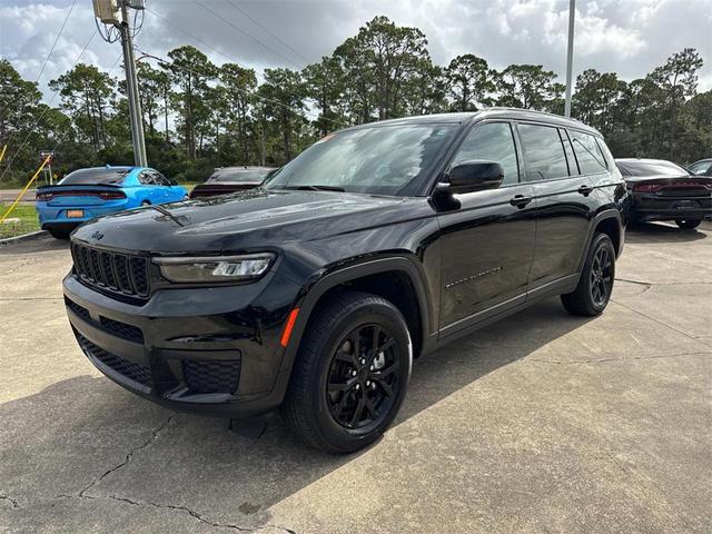 Photo of 2024 Diamond Black Crystal Pearlcoat Jeep Grand Cherokee L