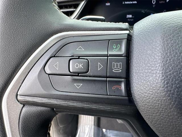 Photo of 2024 Diamond Black Crystal Pearlcoat Jeep Grand Cherokee L