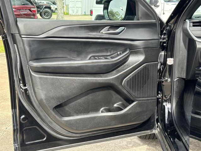 Photo of 2024 Diamond Black Crystal Pearlcoat Jeep Grand Cherokee L