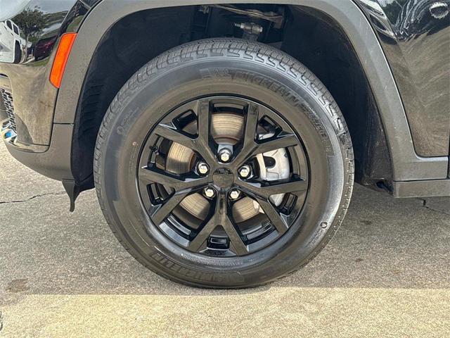 Photo of 2024 Diamond Black Crystal Pearlcoat Jeep Grand Cherokee L