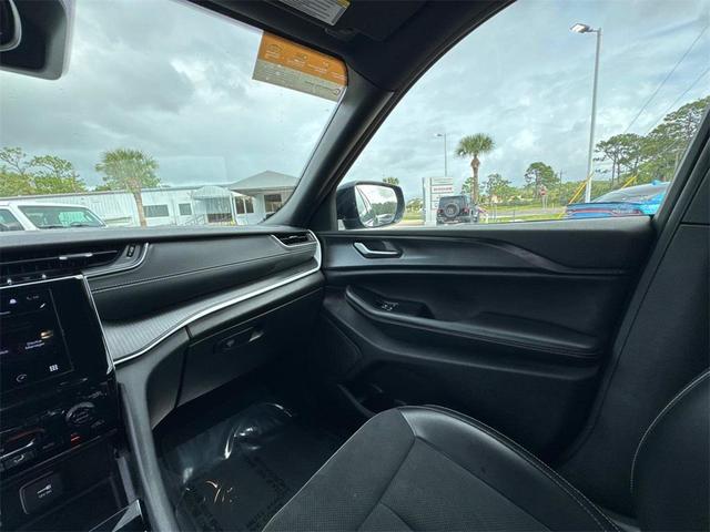 Photo of 2024 Diamond Black Crystal Pearlcoat Jeep Grand Cherokee L