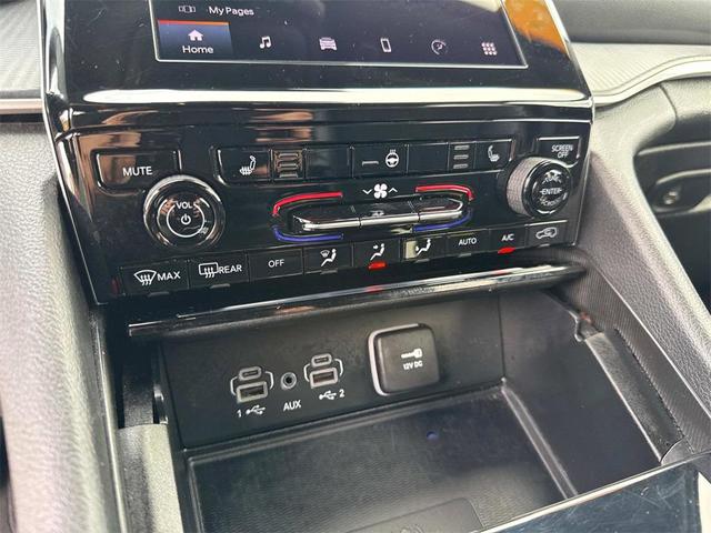 Photo of 2024 Diamond Black Crystal Pearlcoat Jeep Grand Cherokee L