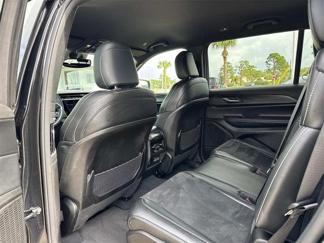 Photo of 2024 Diamond Black Crystal Pearlcoat Jeep Grand Cherokee L