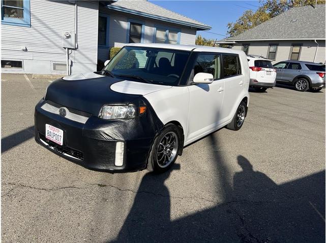 Photo of 2014 White Scion xB