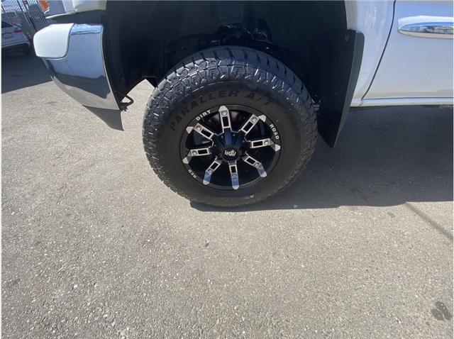 Photo of 2001 White GMC Sierra 1500
