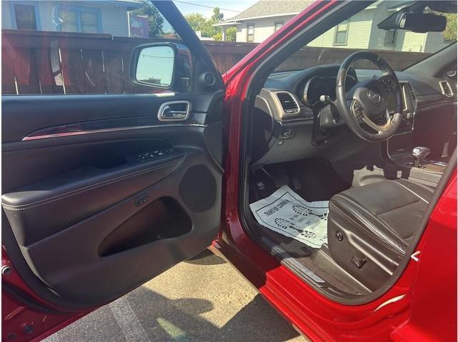 Photo of 2015 Red Jeep Grand Cherokee