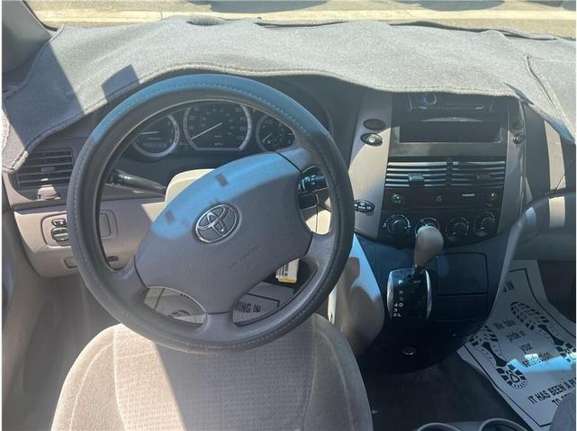 Photo of 2007 Silver Toyota Sienna