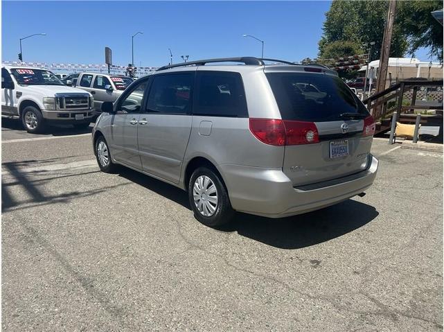 Photo of 2007 Silver Toyota Sienna