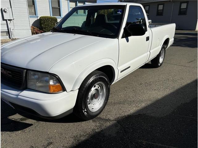 Photo of 1999 White GMC Sonoma
