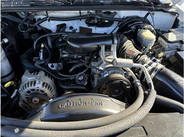 Photo of 1999 White GMC Sonoma