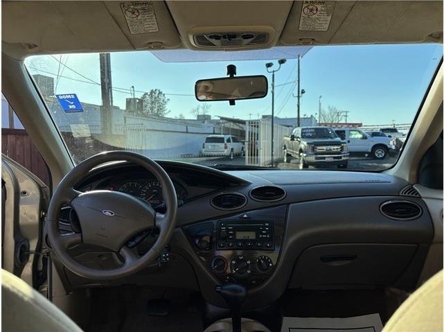 Photo of 2000 Gold Ford Focus