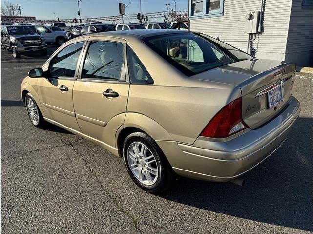 Photo of 2000 Gold Ford Focus
